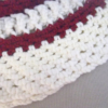 Bonnet écru rayé bordeaux