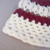 Bonnet écru rayé bordeaux