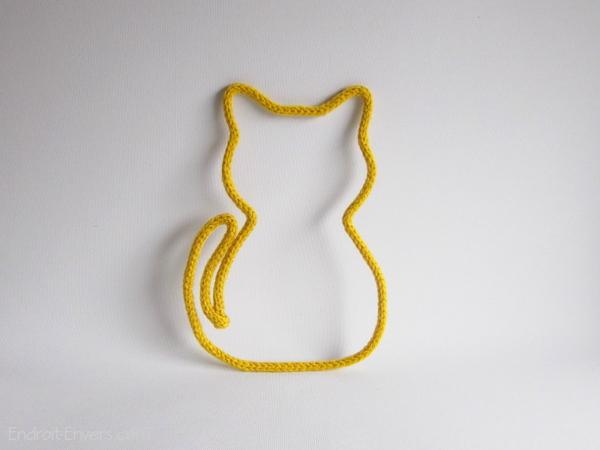 chat en tricotin ocre