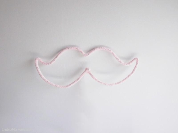 moustache tricotin