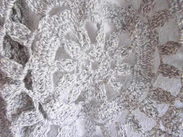 napperon gris au crochet