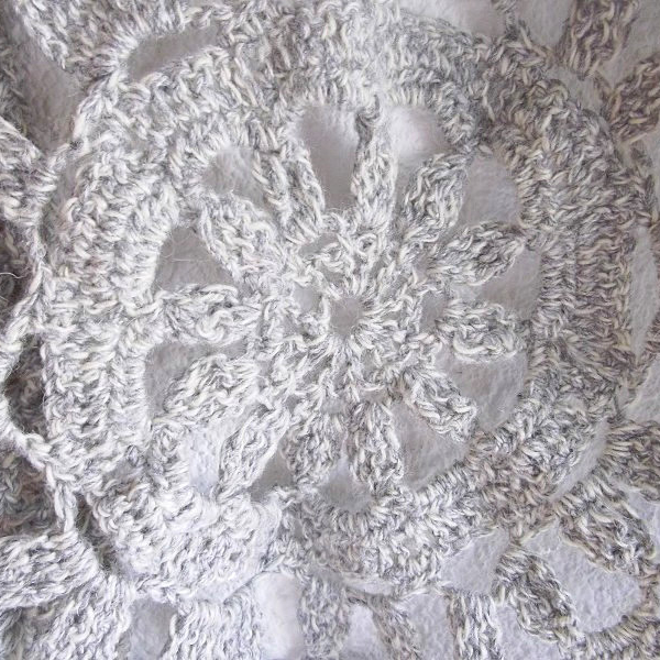 napperon gris au crochet