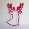 Trophée tête de cerf en tricotin rose fuchsia